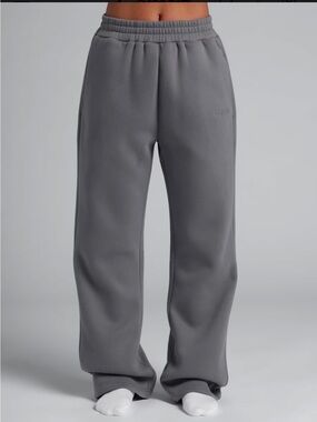Men’s Relaxed-Fit Sweatpants in Charcoal Gray